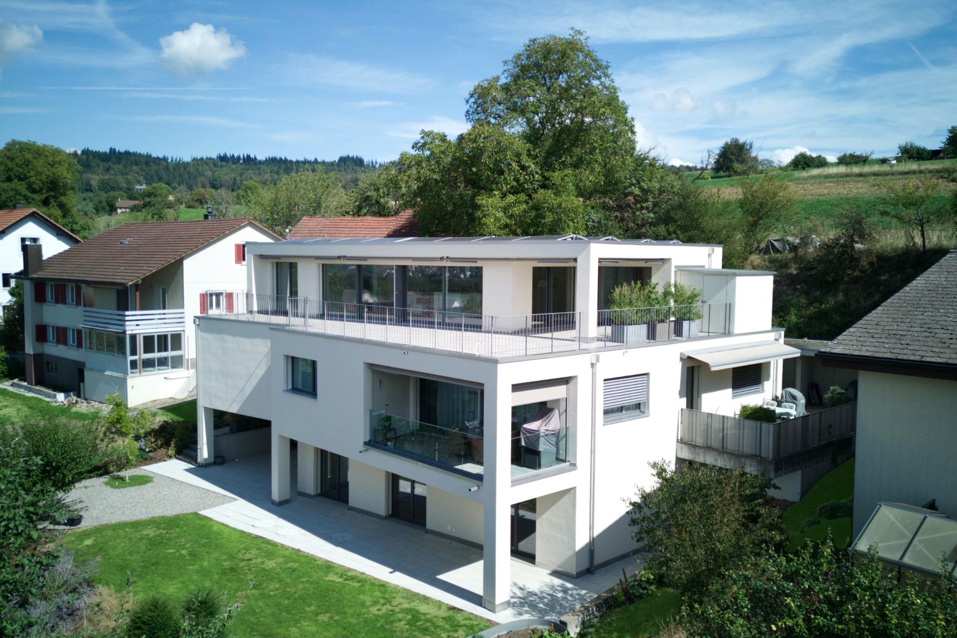 Toplage: Gesamthaus mit 6.5 & 3.5 Zimmer